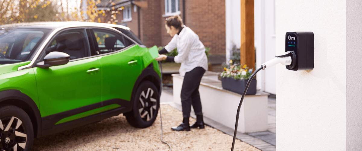 Borne de recharge installée dans un garage
