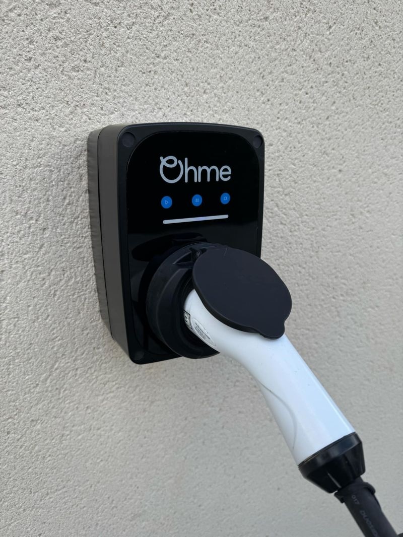 Borne Ohme ePod S installée sur un mur de briques à Saint-Maur-des-Fossés.