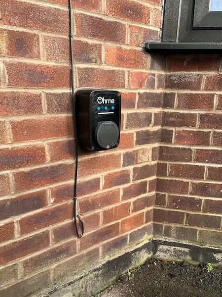 Intégration discrète d'une borne de recharge sur une façade moderne à Boulogne-Billancourt.