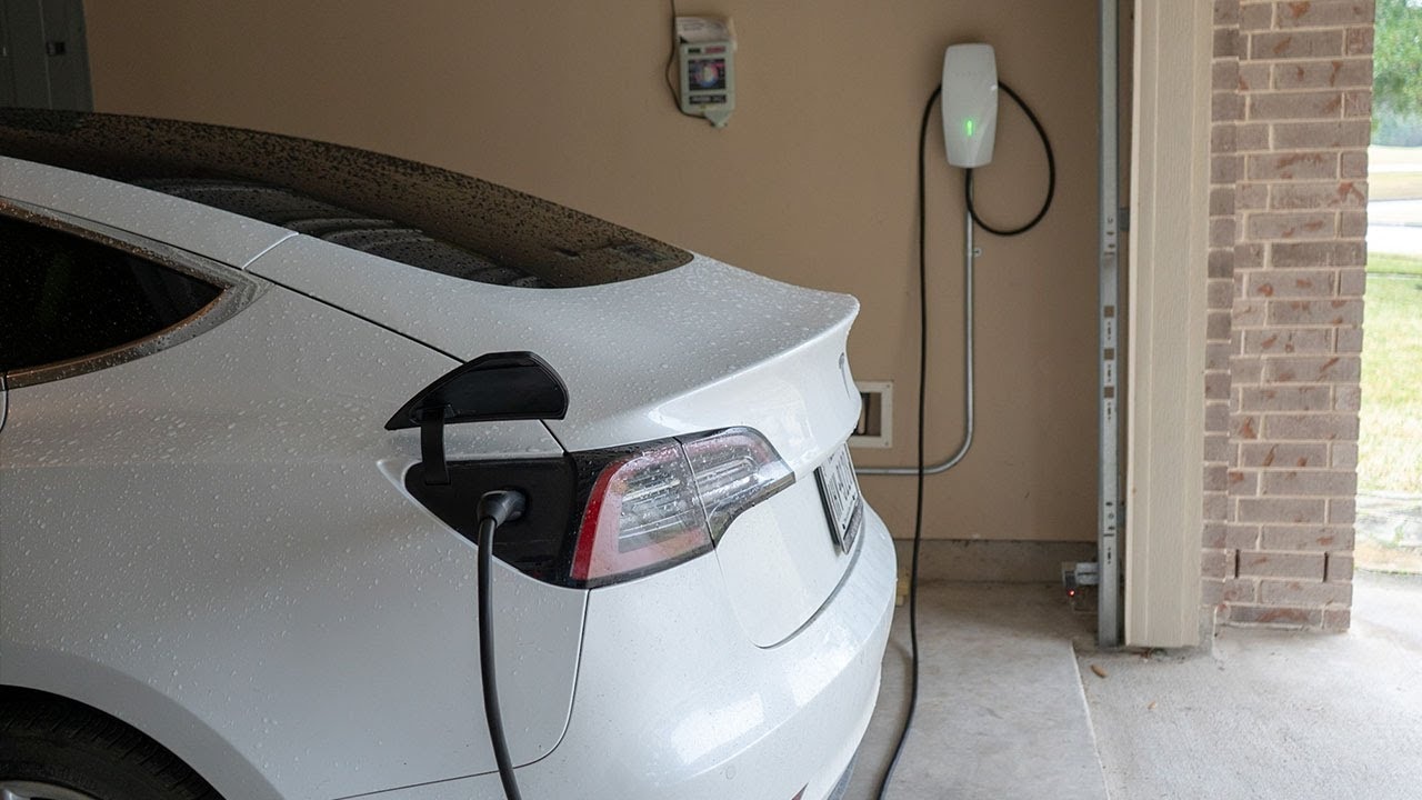 Tesla blanche en charge dans un garage résidentiel