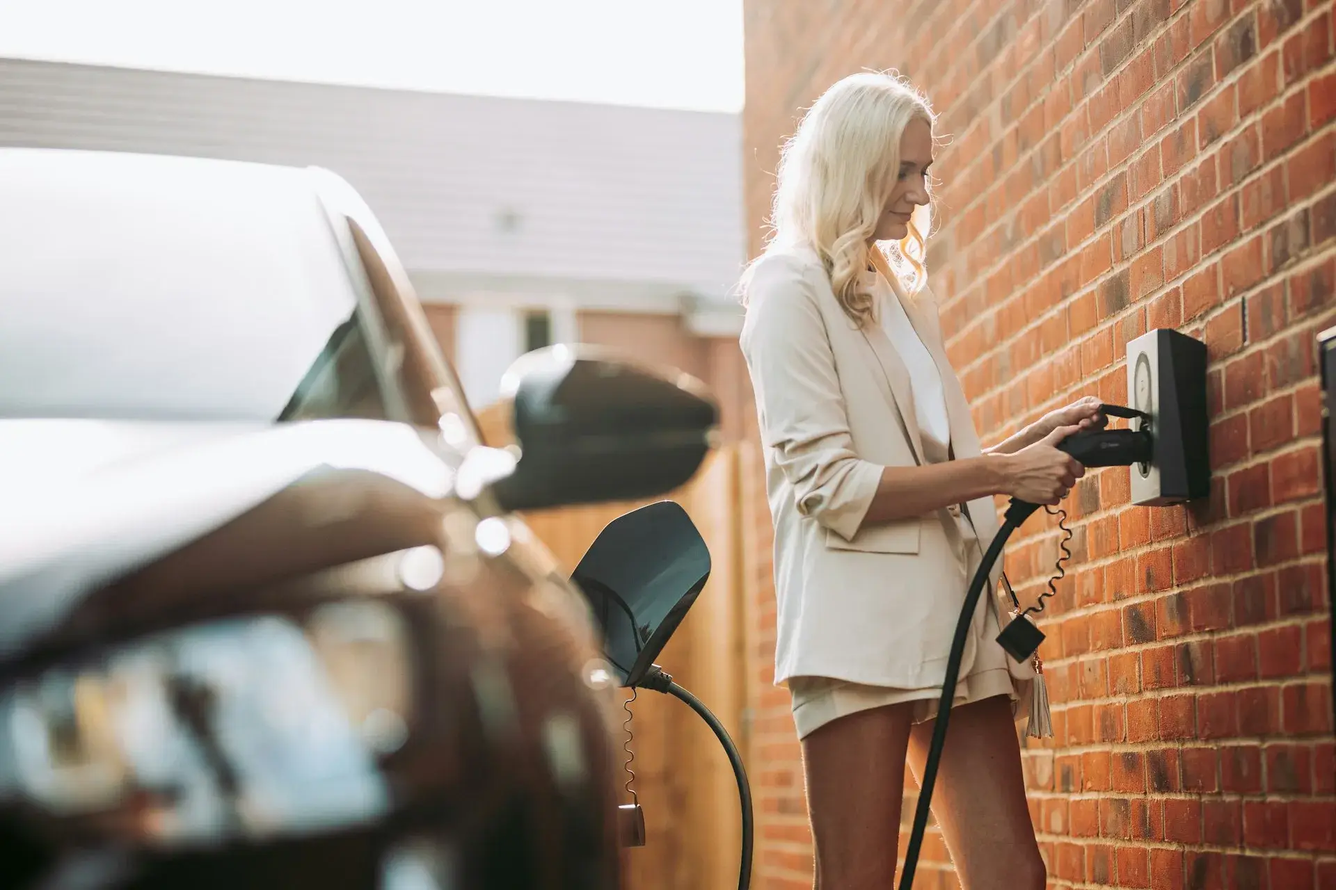 Une femme recharge sa voiture dans une station service