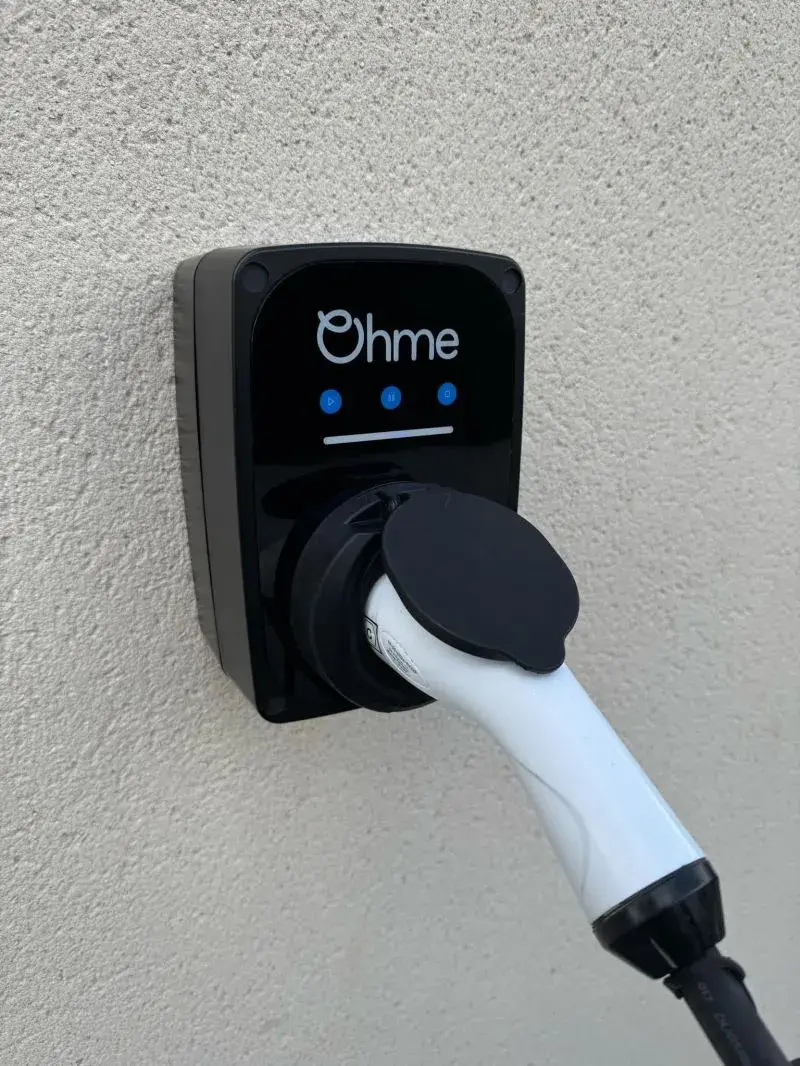 Borne Ohme ePod S installée sur un mur de briques à Saint-Maur-des-Fossés.